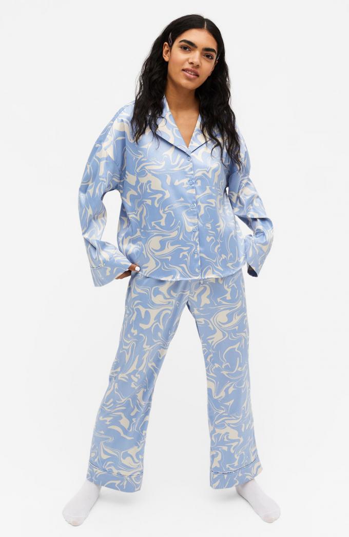 Blauwe satijnen pyjama