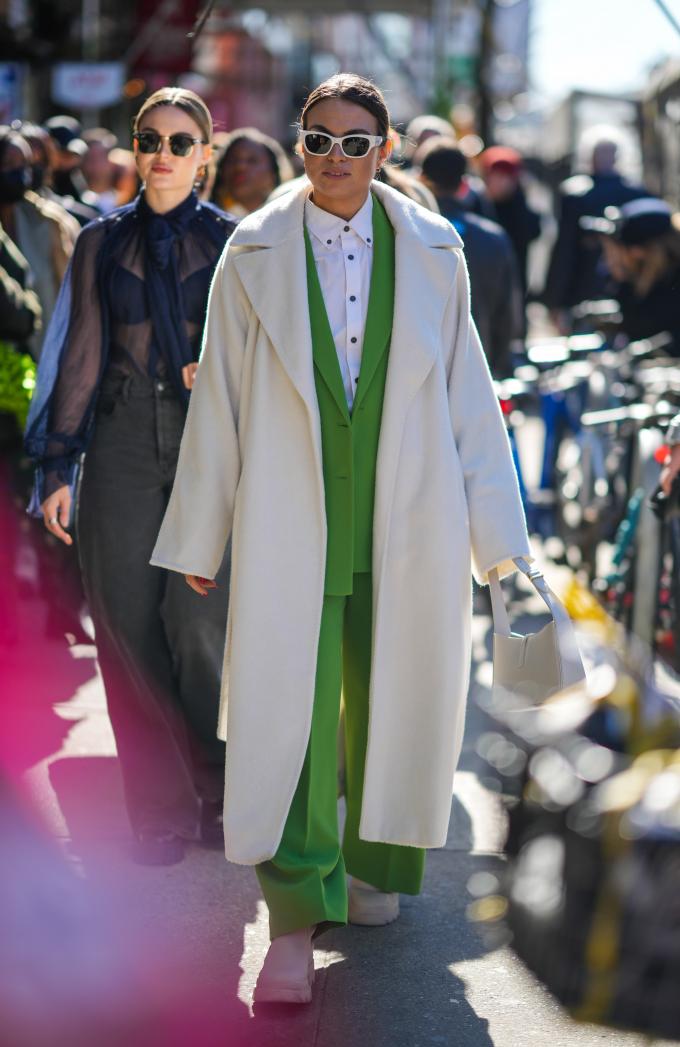 Kleurrijk maatpak + hemd + lange mantel + boots