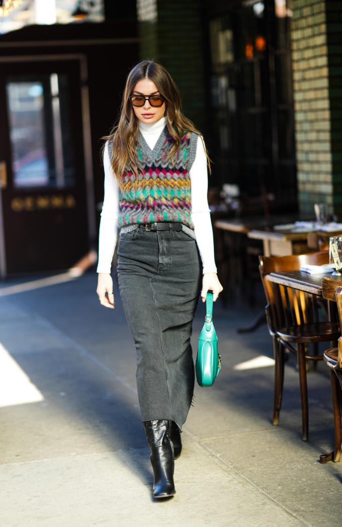 Rolkraagtruitje + debardeur + lange jeansrok + cowboyboots 