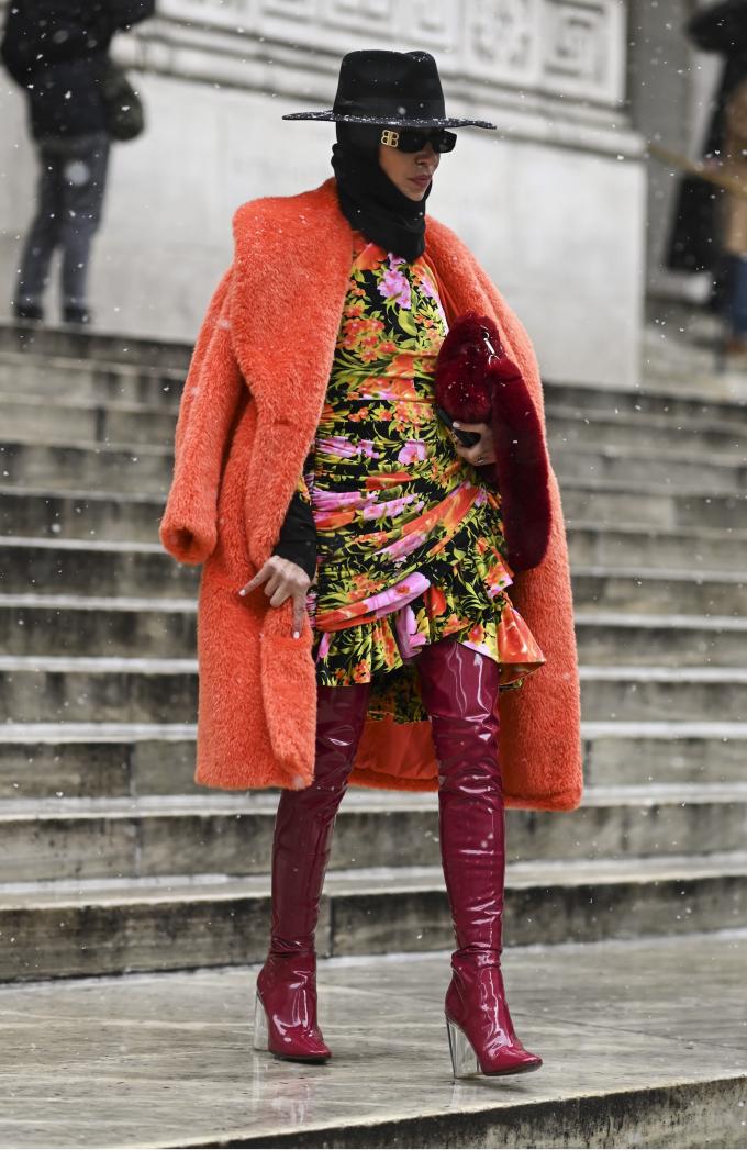 Bloemenjurk + knielaarzen + faux fur + hoed