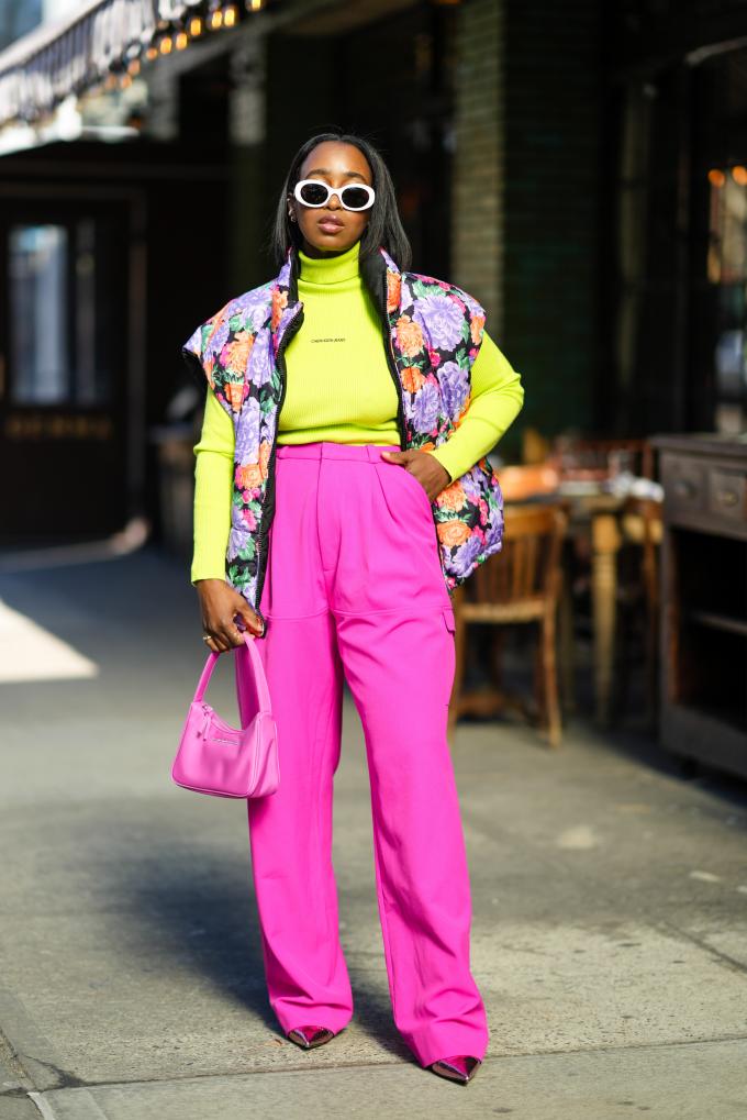 Wijde pantalon + rolkraagtrui + bodywarmer + pumps 