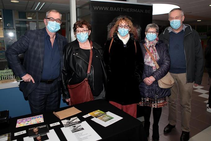 Op deze foto bemerk je Cynthia Benoot, Tania Benoot, Rosette Naeyaert en Alain Benoot uit Veldegem in het bijzijn natuurlijk van Bart Herman (links).