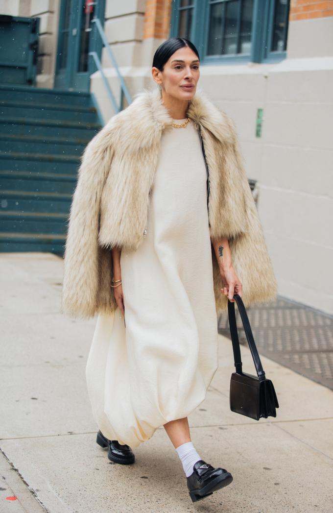 Ballonjurk + jas in imitatiebont + sportsokken + loafers 