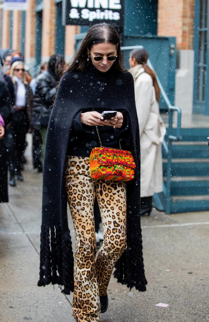 Flared legging + T-shirt met lange mouwen + cape 