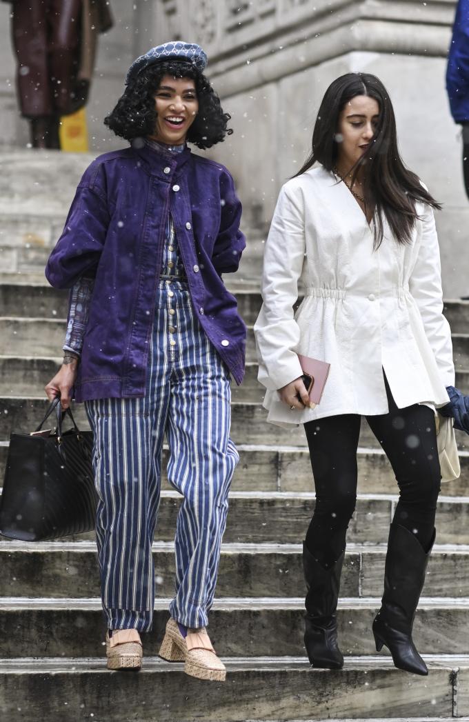 Gestreepte overall + jeansvest + chunky loafers + grote shopper