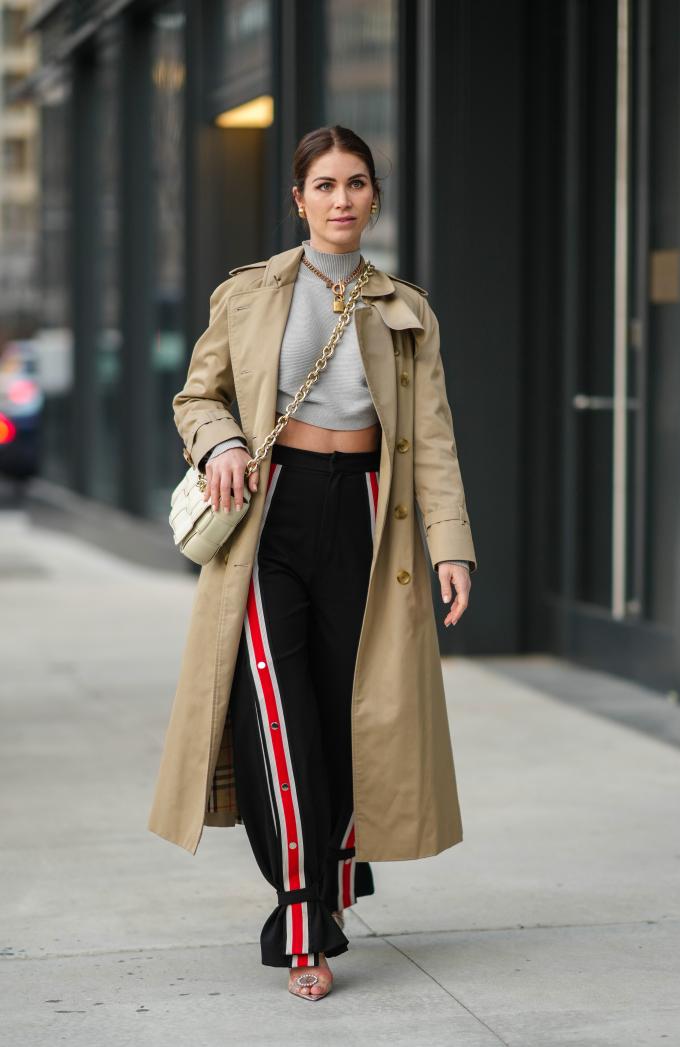 Cropped top + joggingbroek + trenchcoat + crossbodybag 