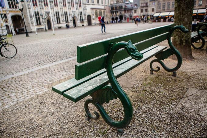 Twee mysterieuze fabeldieren sieren dit bankje. (foto Davy Coghe)