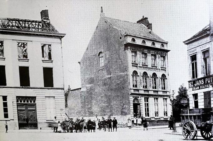 de eerste school (links) bij de afbraak in 1904 om plaats te maken voor het Sint-Janspark (nu Koningin Astridpark). De wagen rechts staat in het begin van de Overleiestraat. (Foto verz. Egied Van Hoonacker)