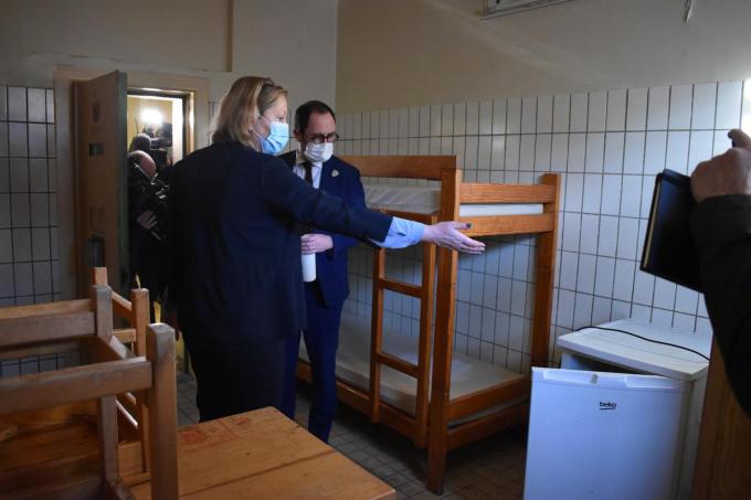 Directeur Els Deloof van de gevangenis van Ieper toont aan minister Van Quickenborne hoe de gedetineerden hun behoefte moesten doen in hun cel. (Foto TOGH)