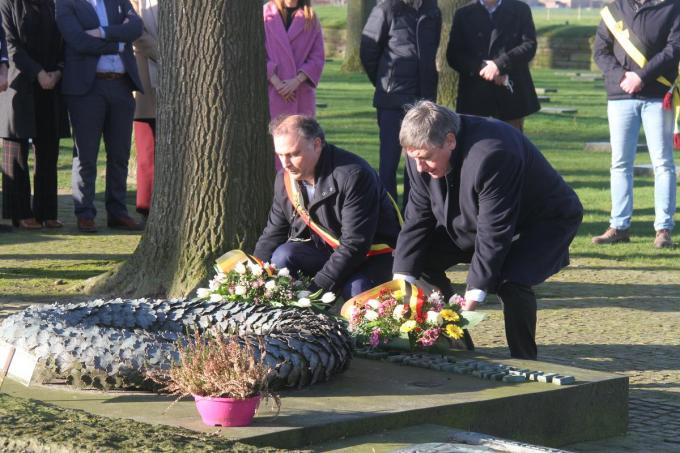 Burgemeester Dominique Cool en Vlaams minister-president Jan Jambon legden samen een bloemenkrans neer op de Duitse militaire begraafplaats.