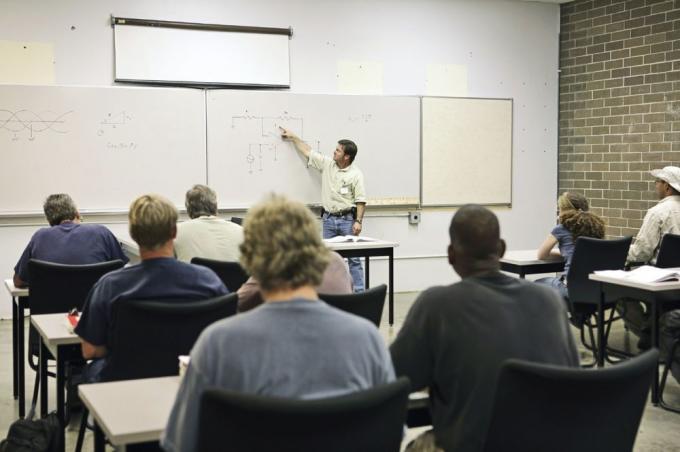 Volwassenenonderwijs ziet inschrijvingen kelderen