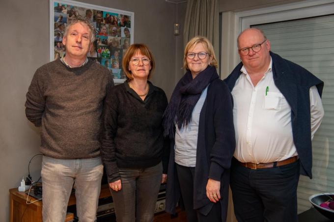 Rik Mostaert en Leen Carron, ouders van Lukas, en Gudrun Debrabandere en Tom Lagae, ouders van Willem konden met hun pijn en verdriet ook bij elkaar terecht. (foto Frank)