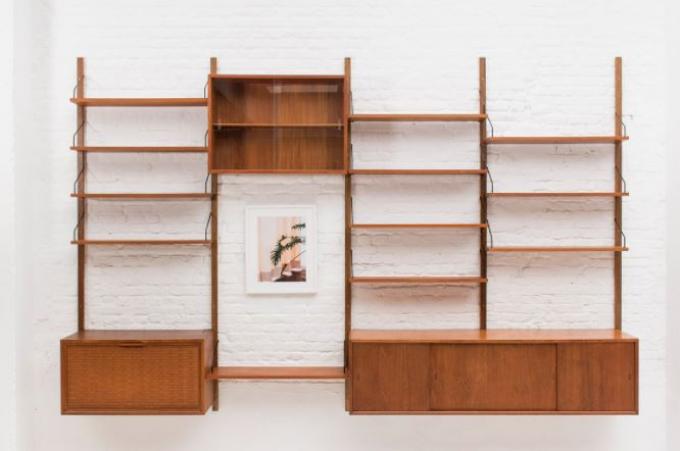 Vintage uitziende wall unit met boekenplanken