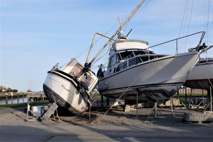 Op het schiereiland Kromme Hoek in Nieuwpoort werd een vaartuig van zijn sokkel geblazen.