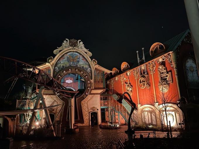 De attractie Ride to Happiness by Tomorrowland opende pas in juni 2021 de deuren.