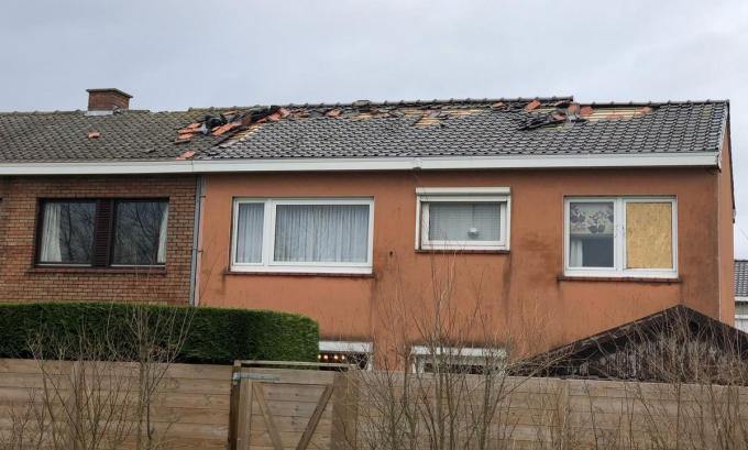 Ook het dak van de woning van Cecilia Kerkhof liep zware schade op.