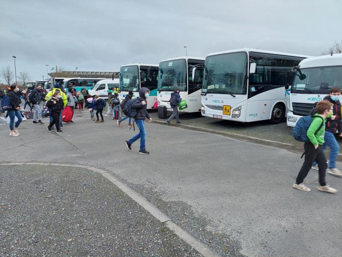 Sinds maandag staan meer bussen op de verzamelparking in Brugge. Daar stappen alle leerlingen over op een schoolbus. (foto PDC)