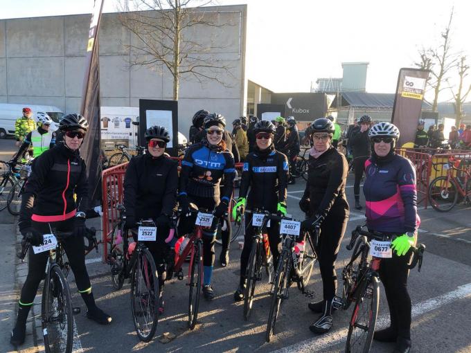 Marleen Scheire, Cindy Volcke, Valerie Bisschop, Lore Vandorpe, Tessy Decoene en Cindy Dhondt kozen de tocht van 60 kilometer.