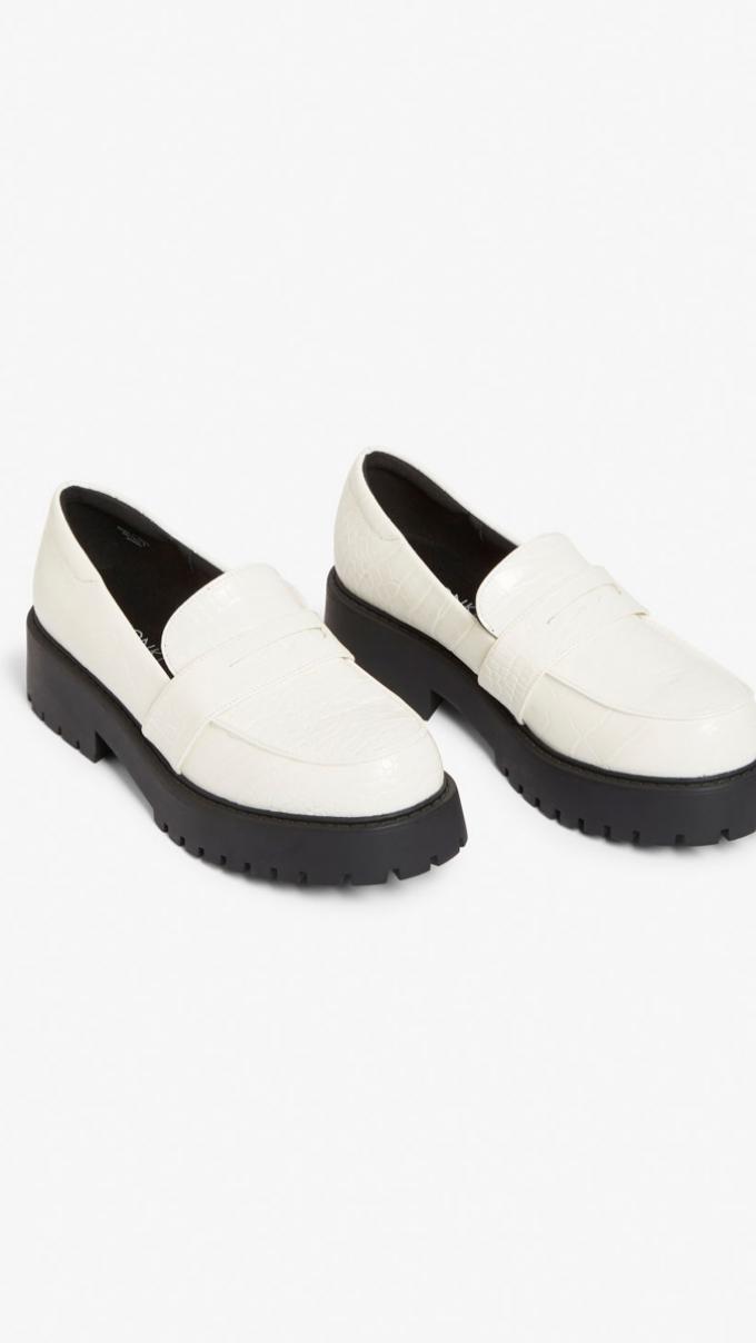 Witte loafers in faux krokodillenleer