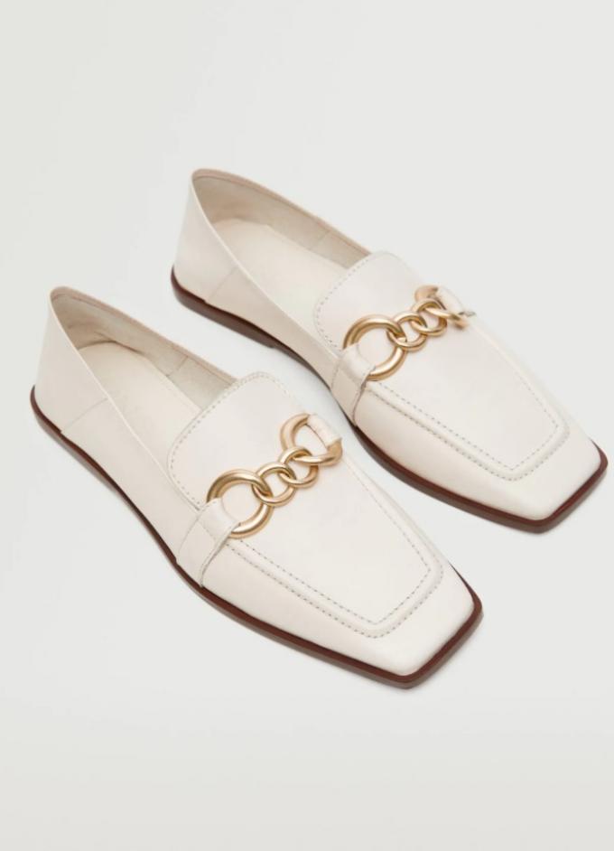 Witte loafers met gouden ketting