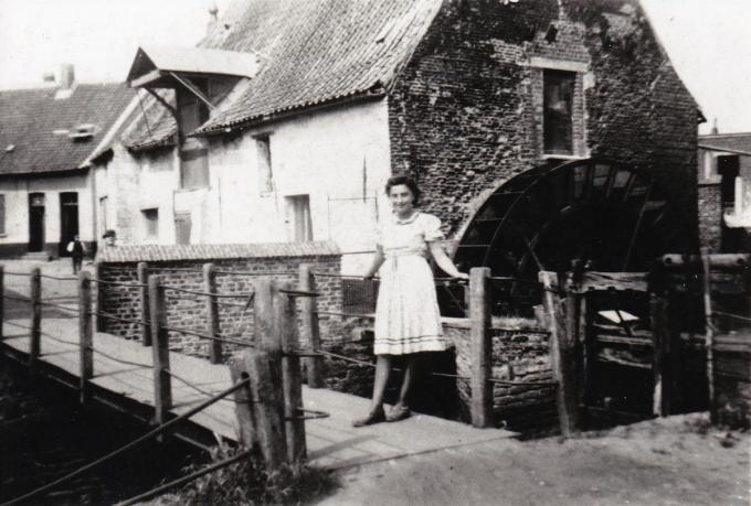 Velen lieten zich graag fotograferen bij het waterrad, zoals hier Agnes Lutanie. (GF)