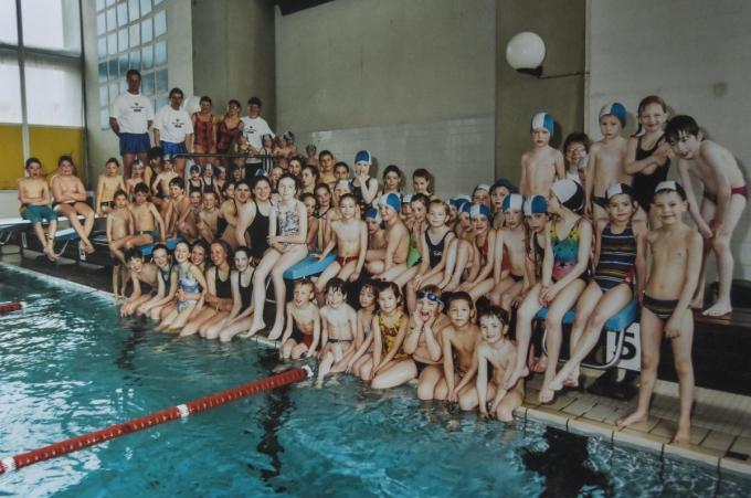 De zwemclub halfweg de jaren negentig toen de club deelnam aan de nationale actie Kom op tegen Kanker.
