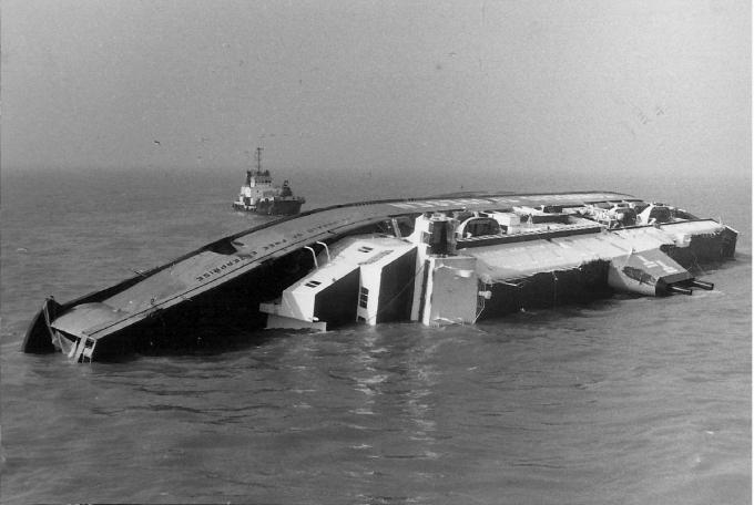 De gekapeisde ferry Herald of Free Enterprise, deze ramp deed zich 35 jaar geleden in Zeebrugge voor.
