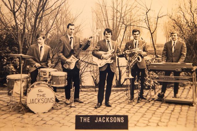 The Jacksons in de jaren tachtig. Van links naar rechts: Luc Perneel, Christiaan Delaere, zangeres Tina Loncke, Georges Brouckaert, William Saelens en orkestleider Jacques Demey.