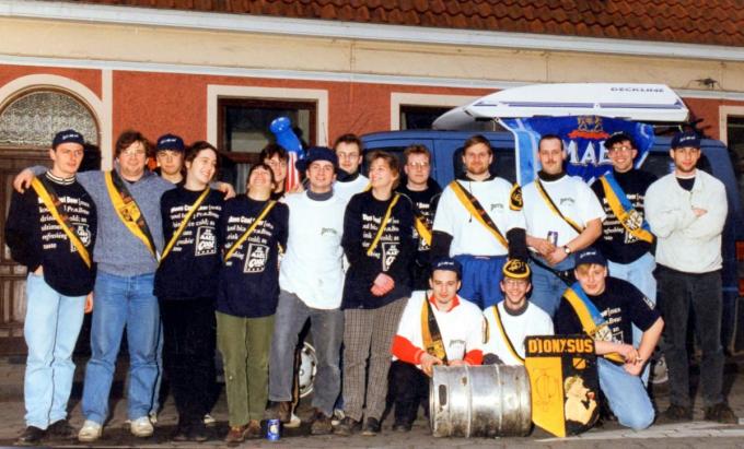 Studentenclub Dionysus bij aankomst in Gent na de vatrolling in 1992. (foto FRO)