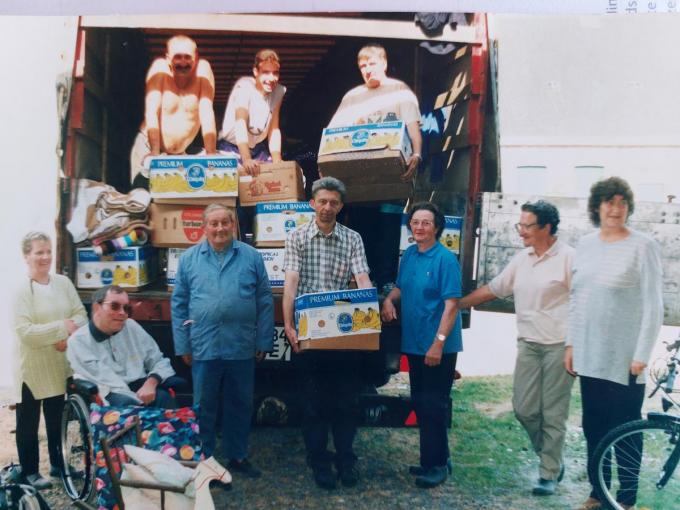 Bij het laden van de vrachtwagen kon men bij SOS Oekraïne op heel wat helpende handen rekenen.