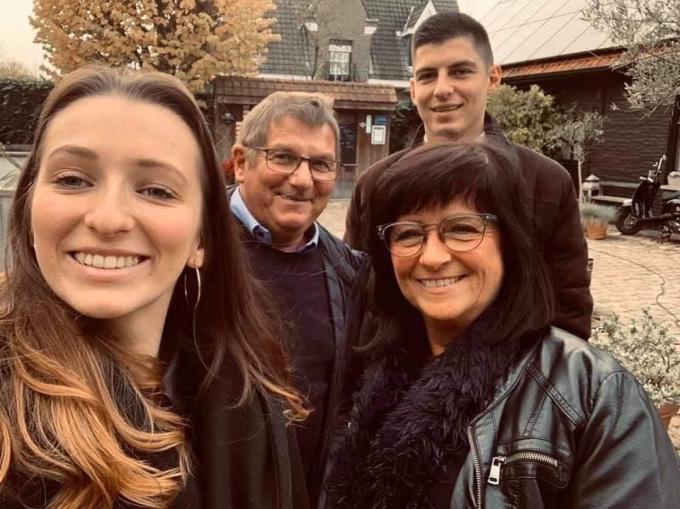 Zus Tessa met een selfie van het gezin met achter haar pa Rik, broer Davy en mama Christa.