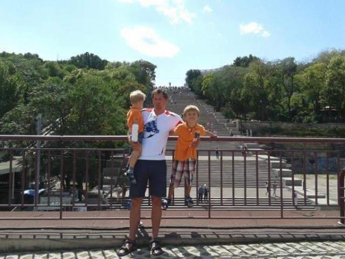 David, de man van Iryna, en hun twee kinderen Dimitri en Stanislas. Op de achtergrond Potemkin, de beroemde trappen in Odessa.
