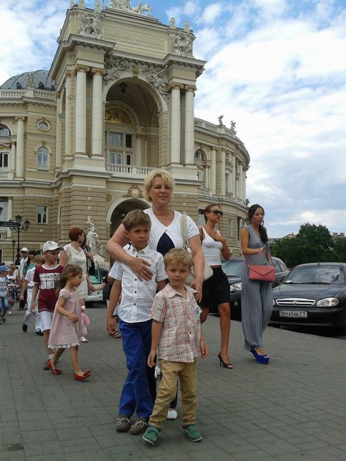 De mama van Iryna voor het Operatheater van Odessa in 2014, met kleinkinderen Dimitri en Stanislas.