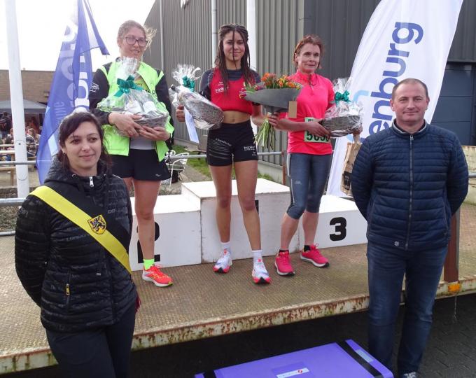 Podium dames 10km: Josephie Rondelez, Sequaia Vanfraechem en Marjan Jansen. De prijzen werden overhandigd door de schepen van sport, Gino Dumon.