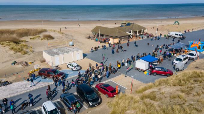 Het was even aanschuiven op het strand.