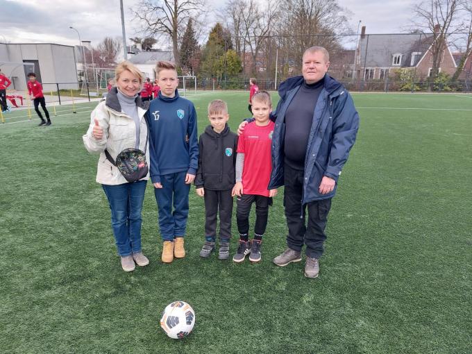 Het gezin van Dima en Lena Kharlamov is blij dat hun zonen Nykyta, Ivan en Yaroslav hun sportieve ei kwijt kunnen bij Mandel United.