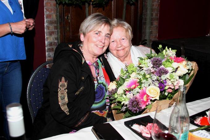 Georgette koestert haar bloemen.