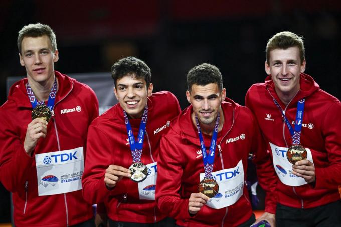 Julien Watrin, Jonathan Sacoor, Kevin Borlee and Alexander Doom pronken met hun gouden medaille op het podium van de 4x400m relay.