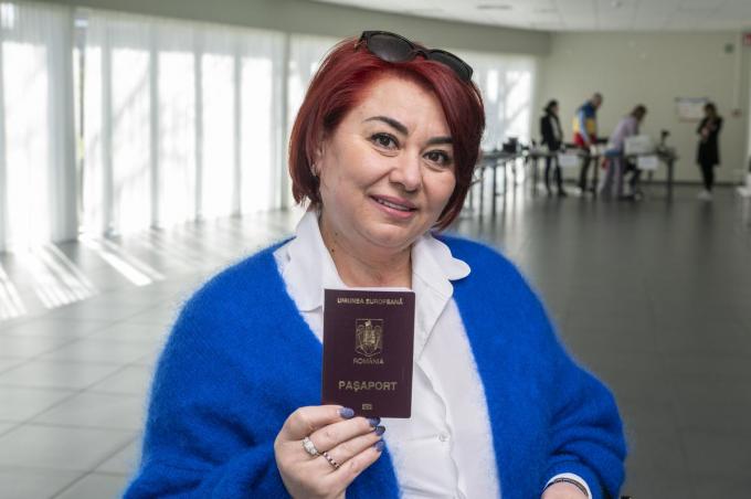 Apretei Gica toont trots haar nieuwe paspoort.