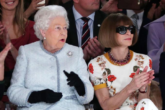 La reine Elizabeth aux côtés d'Anna Wintour, au défilé Richard Quinn