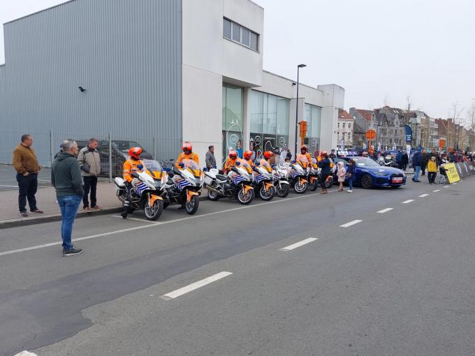 Ook de politie stond klaar om de renners mee in goede banen naar Waregem te leiden.