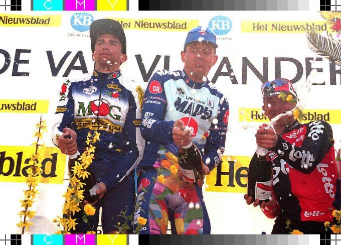Een beeld van 2 april 1995. Johan Museeuw wint zijn tweede Ronde van Vlaanderen en wordt op het podium geflankeerd door Fabio Baldato (links) en Andrei Tchmil (rechts).