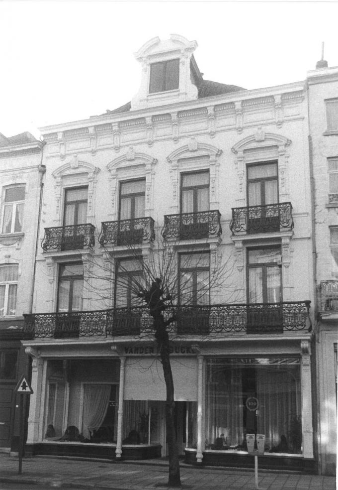 De pelsenwinkel in 1976, toen de winkel 100 jaar bestond, te zien via de ‘100’ op de ramen.