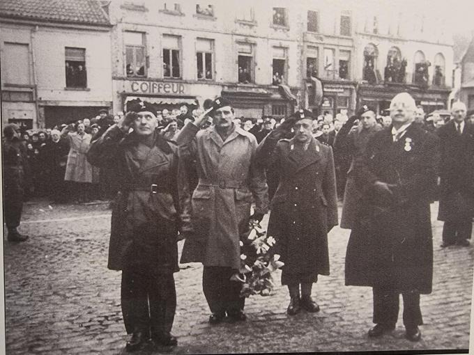 Maczek (links) met twee Poolse officieren en burgemeester Colle (rechts).