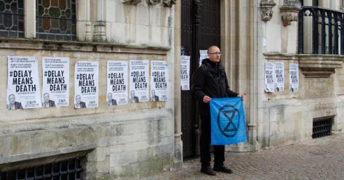 Wouter Mouton tijdens zijn actie vorige week maandag aan het stadhuis van Brugge. (foto gf)
