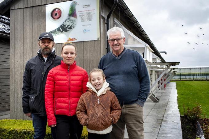 Fientje Glorieux met haar papa Ivan, mama Amy en Joël Verschoot aan de duiventil van Joël.