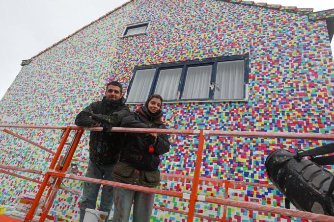 De Spanjaard Ampparito en zijn partner waren deze week bezig aan hun kunstwerk op de hoek van de Dokter Verhaeghestraat en de Werkzaamheidstraat.