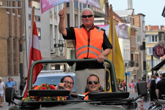 In 2017 reed André Vandenbroucke nog een allerlaatste rit met ‘zijn’ jeep. “Mijn chauffeur Hans David en ik waren er 25 jaar bij. 'Den jeep' was het beeld van het Vlastreffen. Velen zegden me dat ze speciaal naar Kortrijk kwamen voor 'den jeep'.”