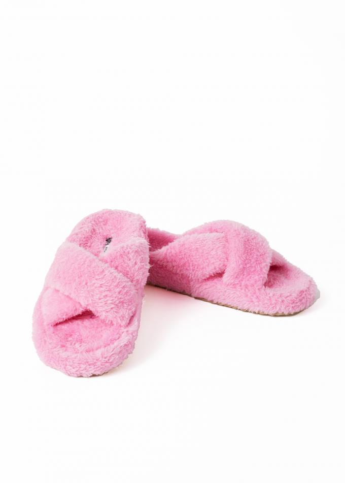 2. HOT: opvallende slippers, NOT: 'greige'