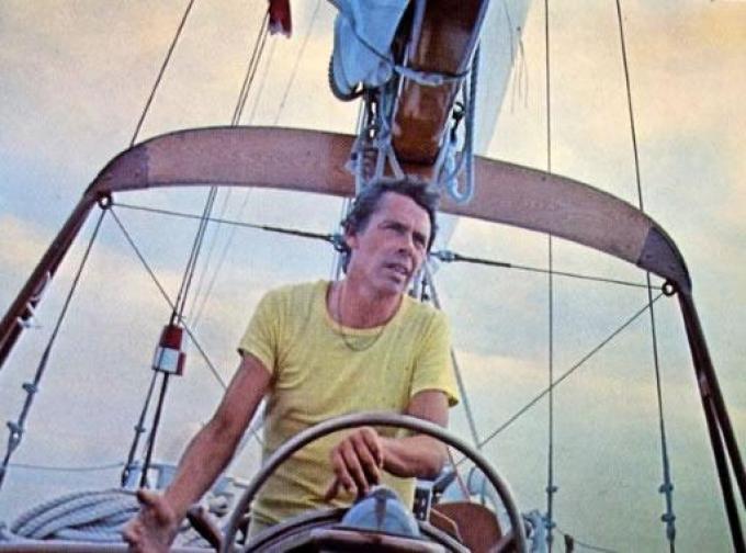 Wijlen Jacques Brel aan het roer van zijn boot.